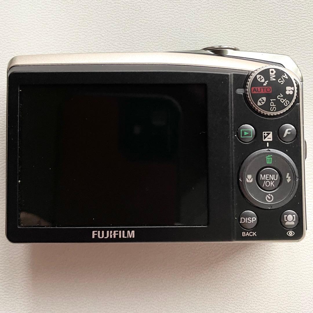 FUJIFILM FinePix F50fd 本体と付属品