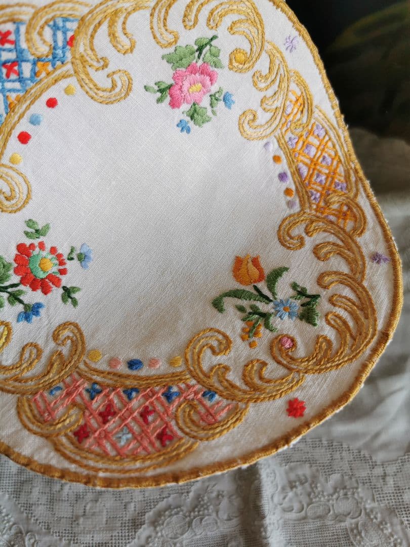 アンティークフランス マルチカラー手刺繍 チューリップ＆ローズ リネンドイリー