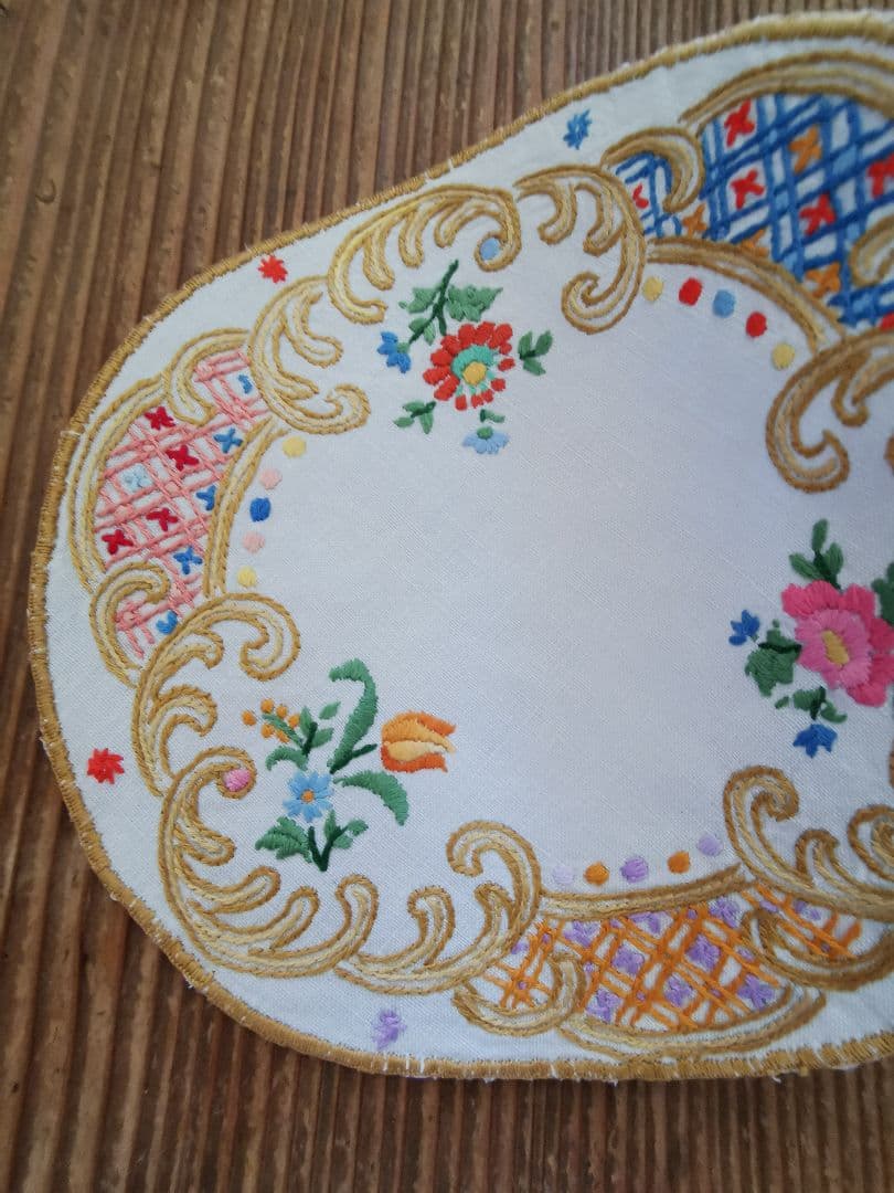 アンティークフランス マルチカラー手刺繍 チューリップ＆ローズ リネンドイリー