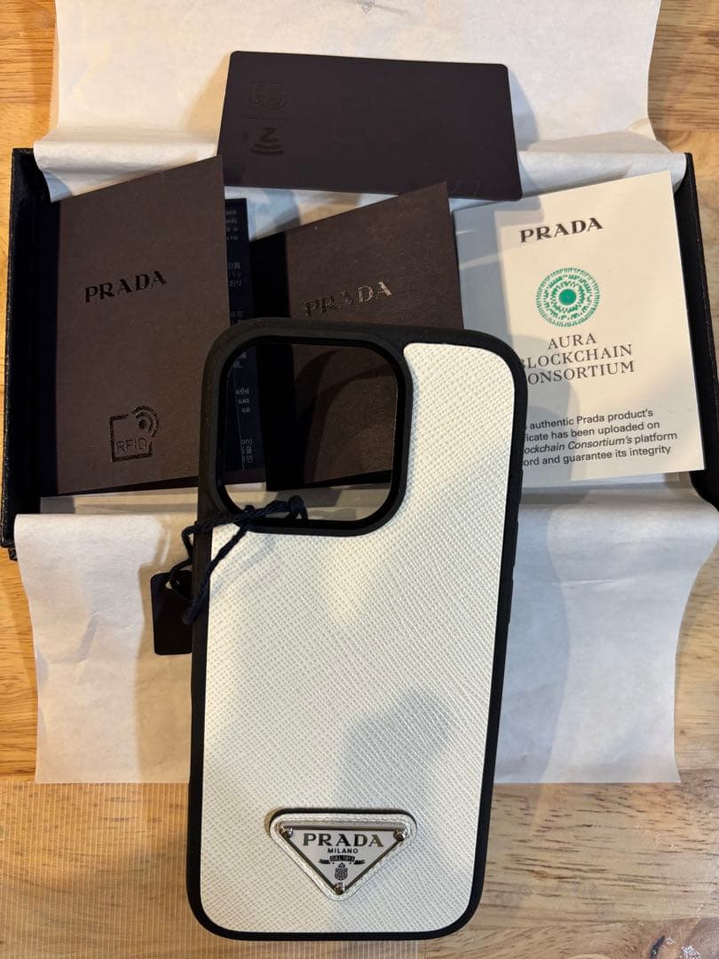 正規品PRADAiPhone 16 Pro 箱付き