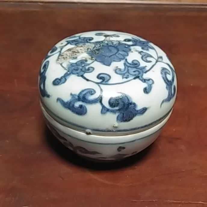 青花唐草蓋物　明時代中期