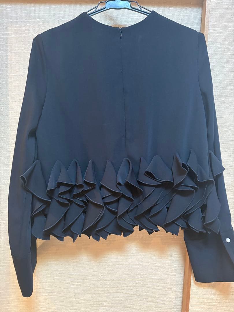 ルルウィルビー　ラッフルコサージュブラウス　ブラック　アルアバイル