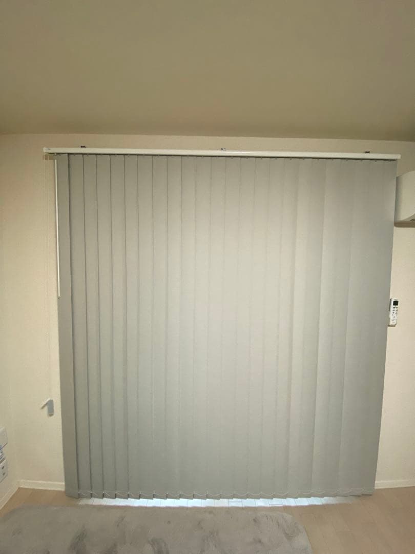 【TOSO】ホワイト バーチカルブラインド（遮光）幅215cm 高さ226cm