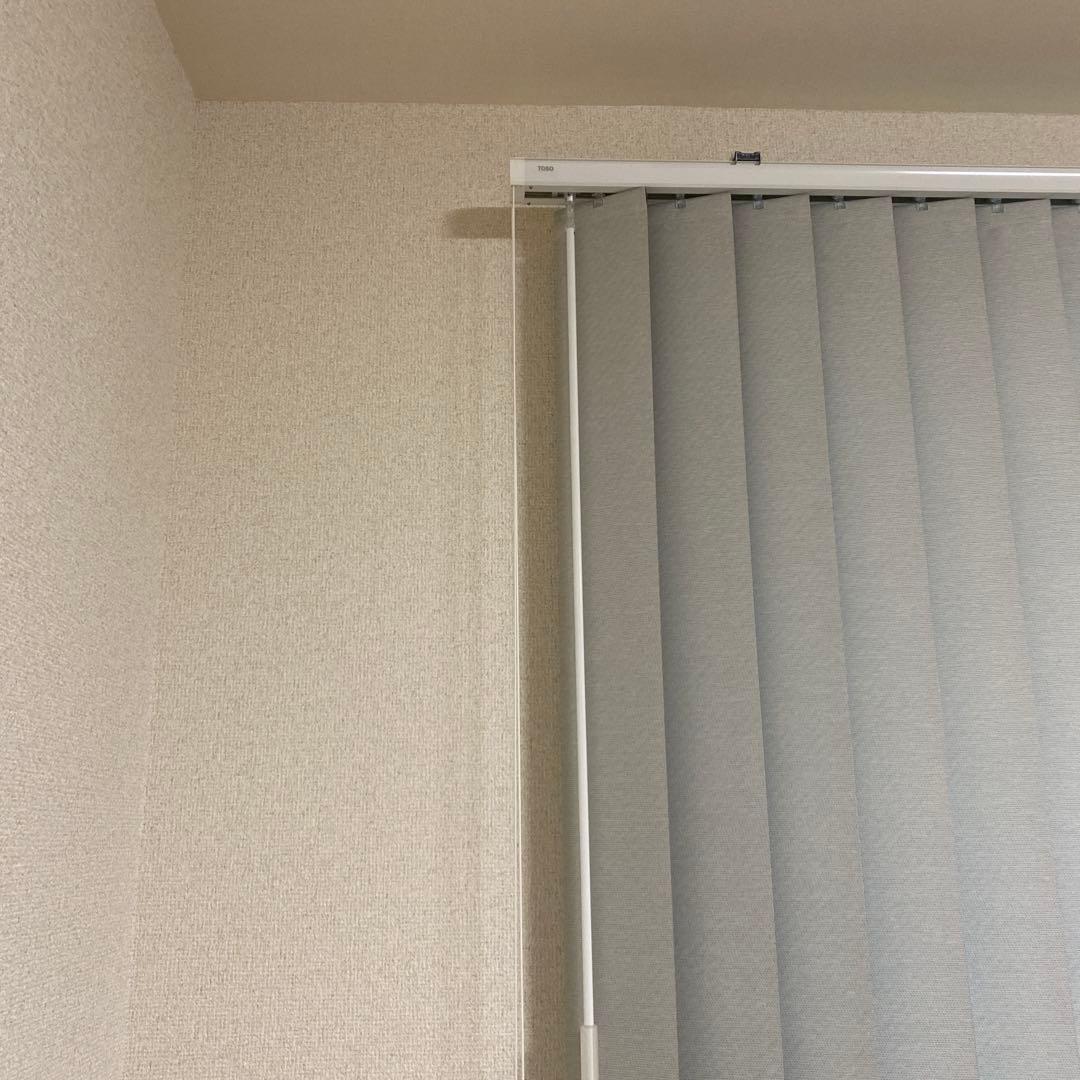 【TOSO】ホワイト バーチカルブラインド（遮光）幅215cm 高さ226cm