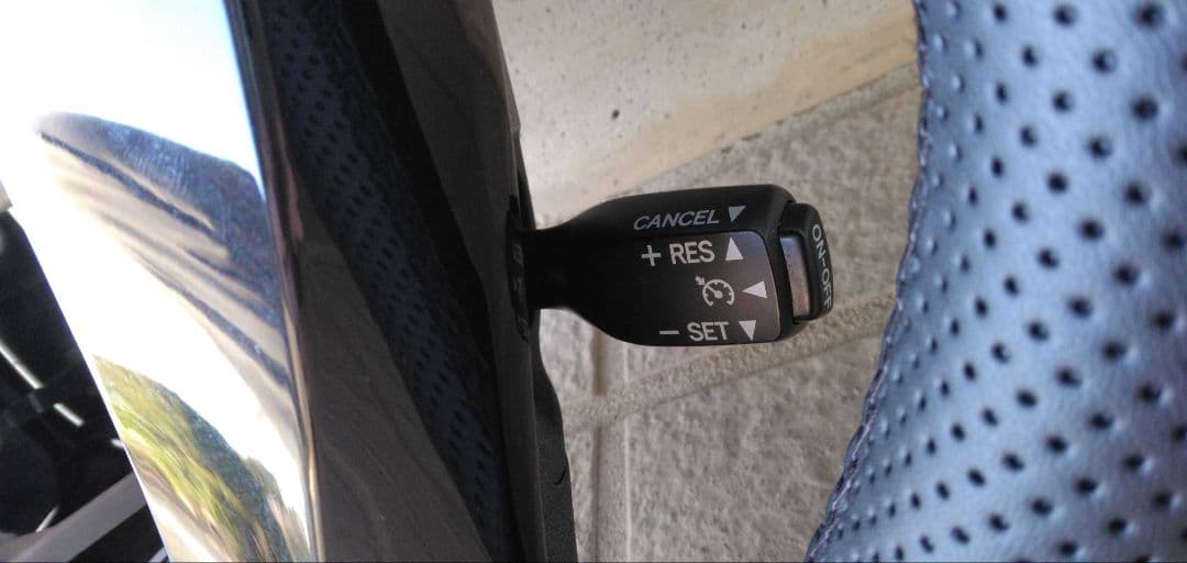 トヨタ アクア NHP10 社外ハンドル ピアノブラック パンチングレザー 美品