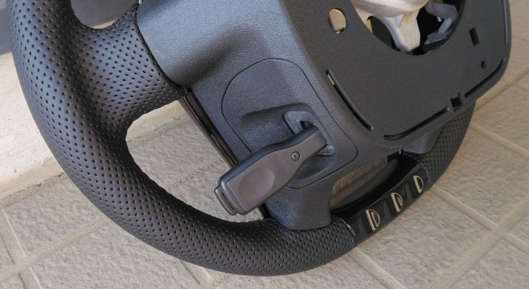 トヨタ アクア NHP10 社外ハンドル ピアノブラック パンチングレザー 美品