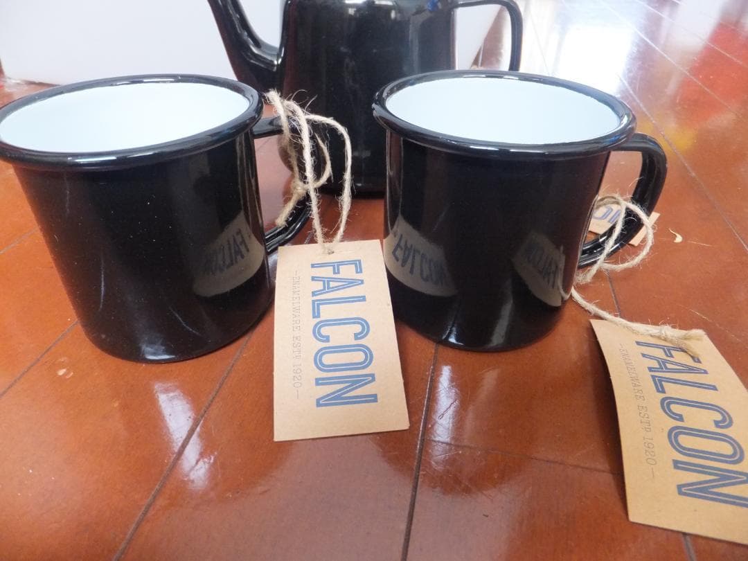 FALCONファルコンのホーローマグカップ２個とポット