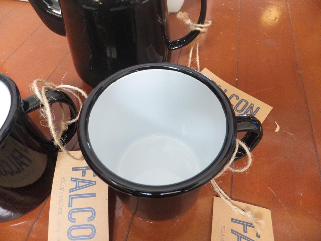 FALCONファルコンのホーローマグカップ２個とポット