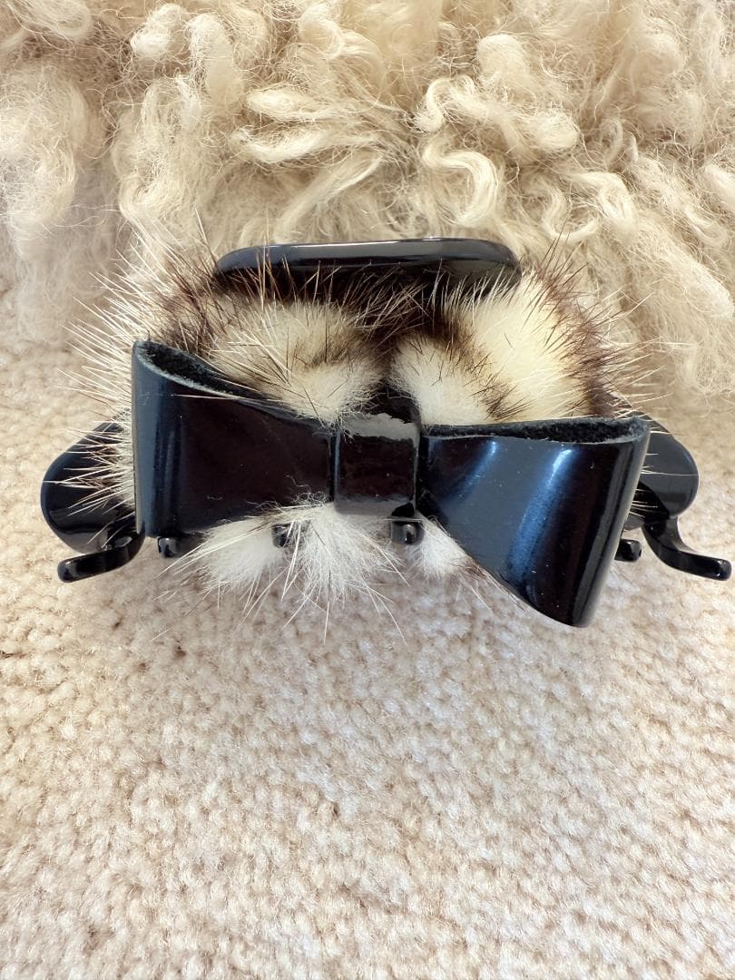 アレクサンドル ドゥ パリ　白黒ファー付き　リボンクリップ　スワロフスキー