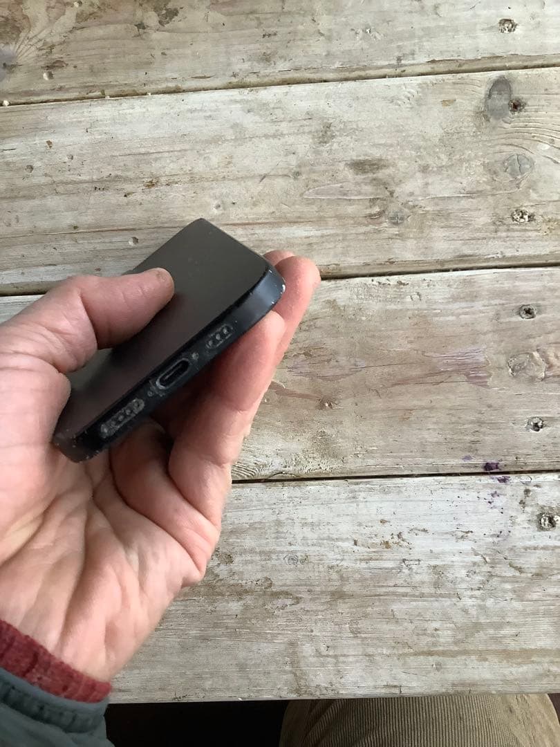 【ジャンク】iPhone 15 ブラック　256GB SIMフリー 背面割れあり