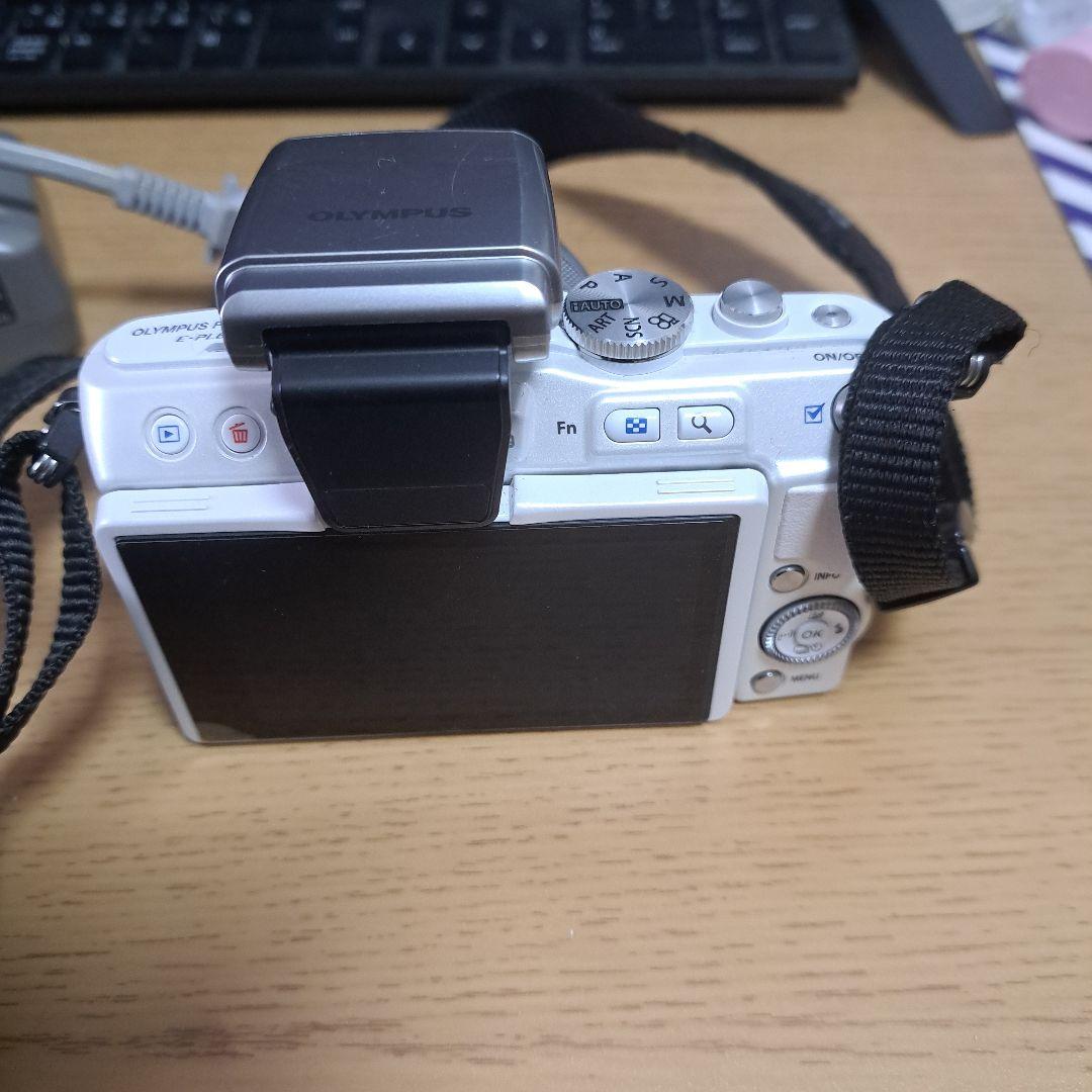 ミラーレス一眼OLYMPUS PEN Lite E-PL6　フラッシュ付き　美品