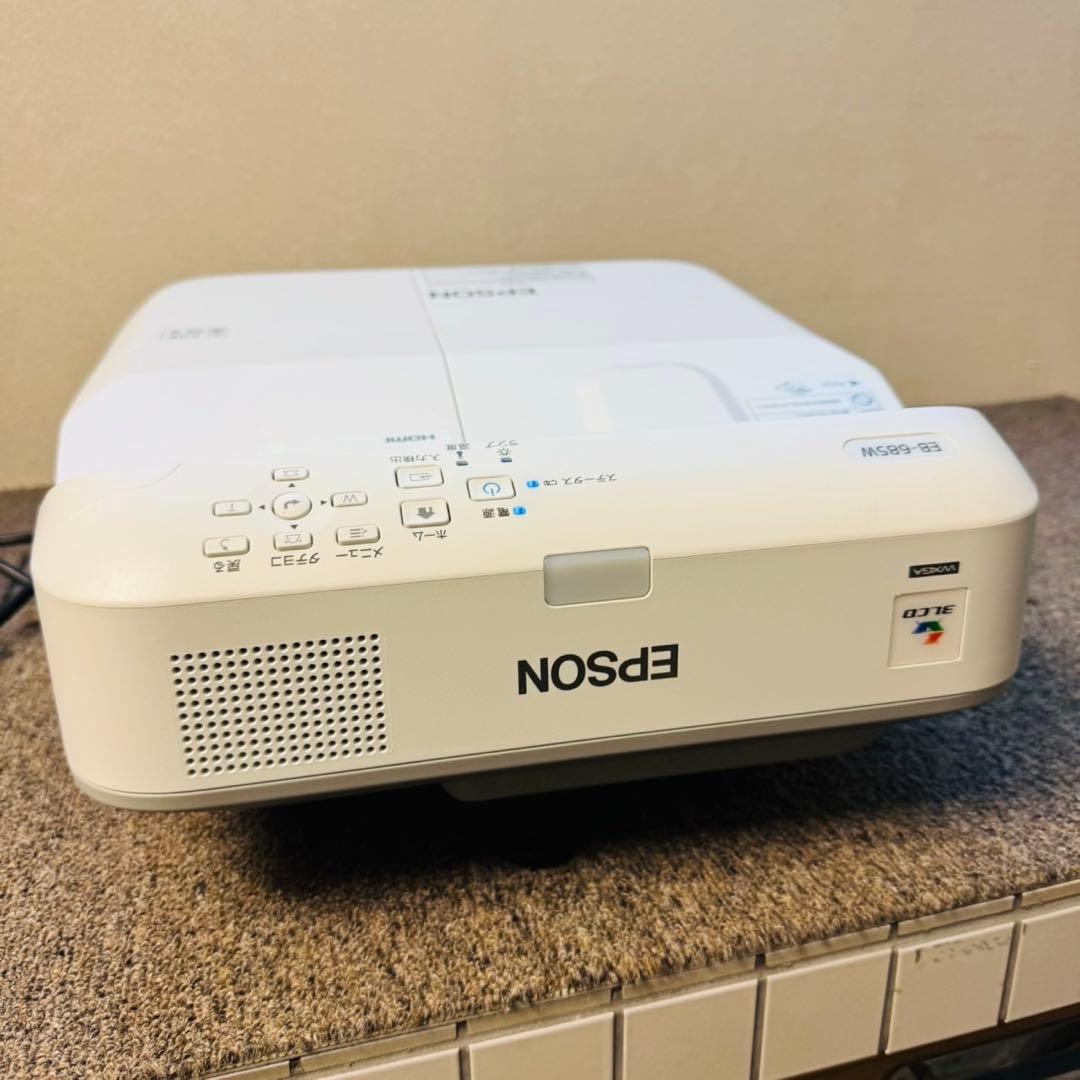 C56美品✨EPSON 短焦点 ビジネスプロジェクター 壁掛け対応！