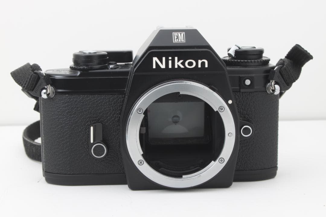 Nikon EM 　Nikkor 50mm f/1.8パンケーキレンズ