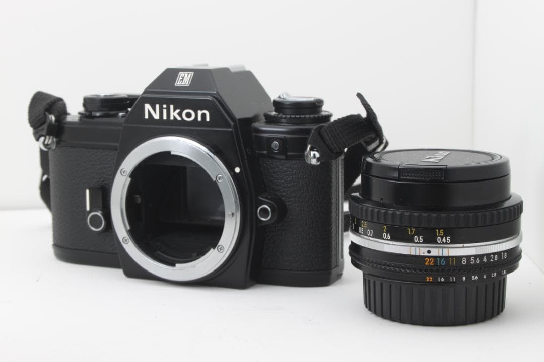 Nikon EM 　Nikkor 50mm f/1.8パンケーキレンズ
