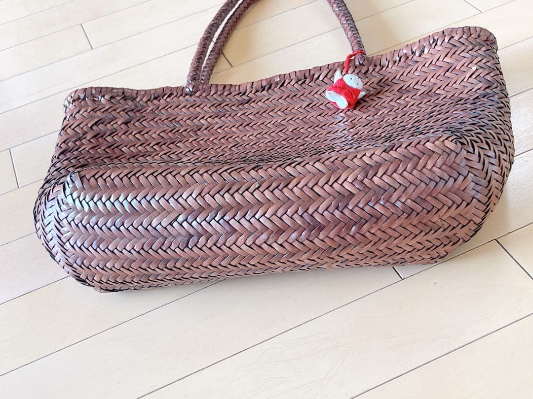 レザーブラウン編み込みトートバッグ　チャーム付き