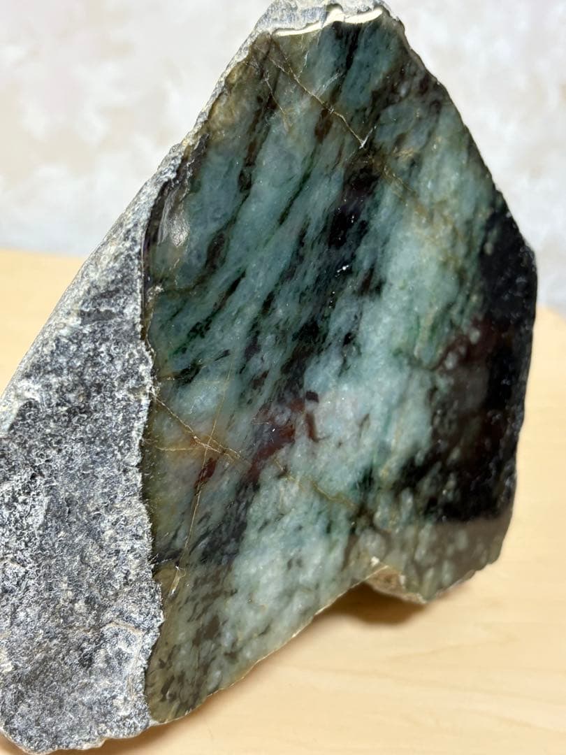 ミャンマー産天然本翡翠原石2748g 1面カット磨き済み 大迫力のお品