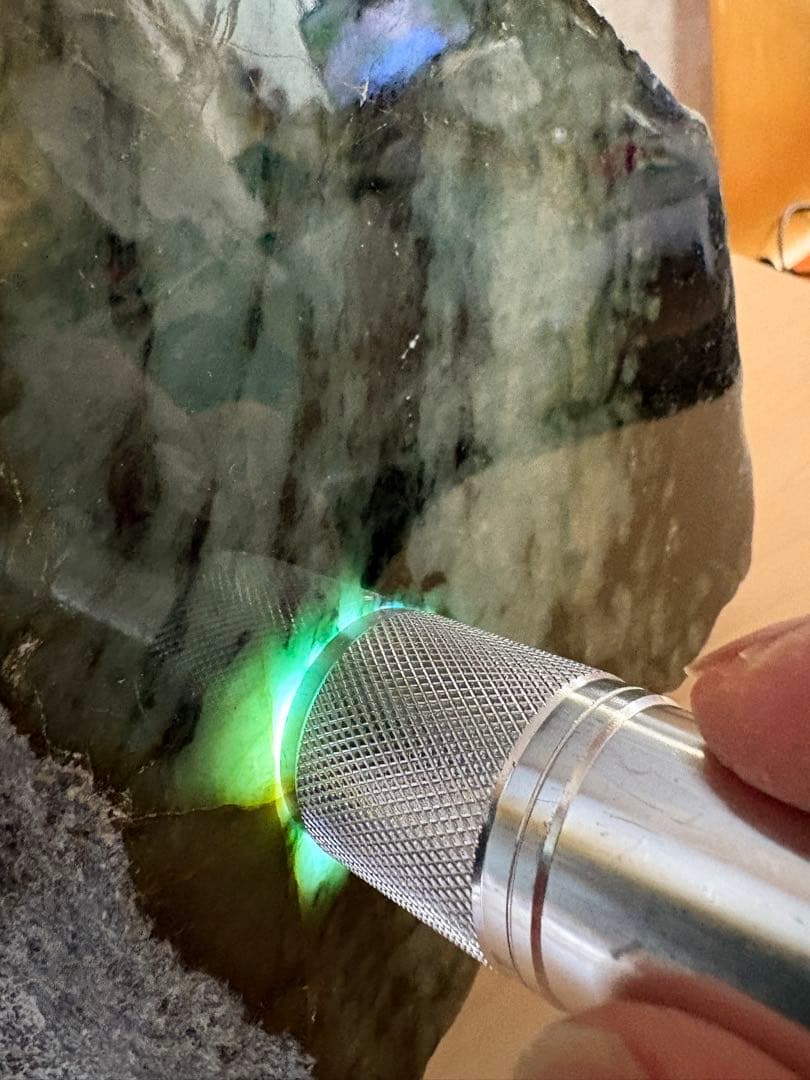 ミャンマー産天然本翡翠原石2748g 1面カット磨き済み 大迫力のお品