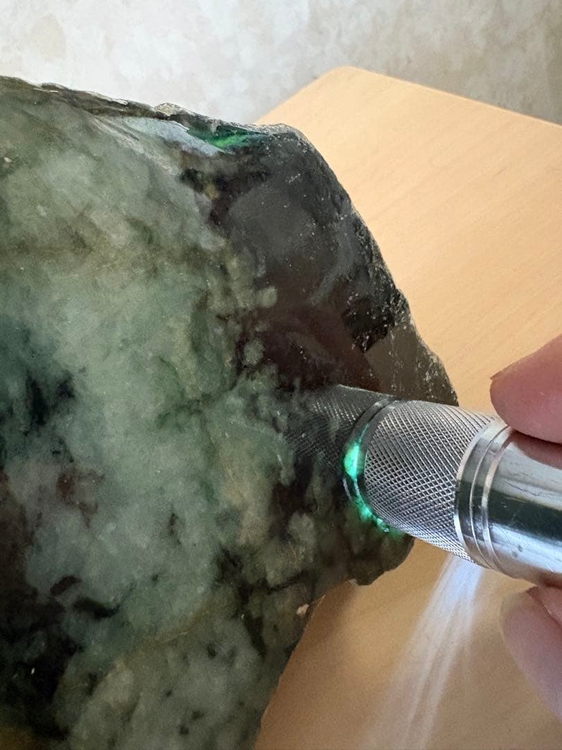 ミャンマー産天然本翡翠原石2748g 1面カット磨き済み 大迫力のお品