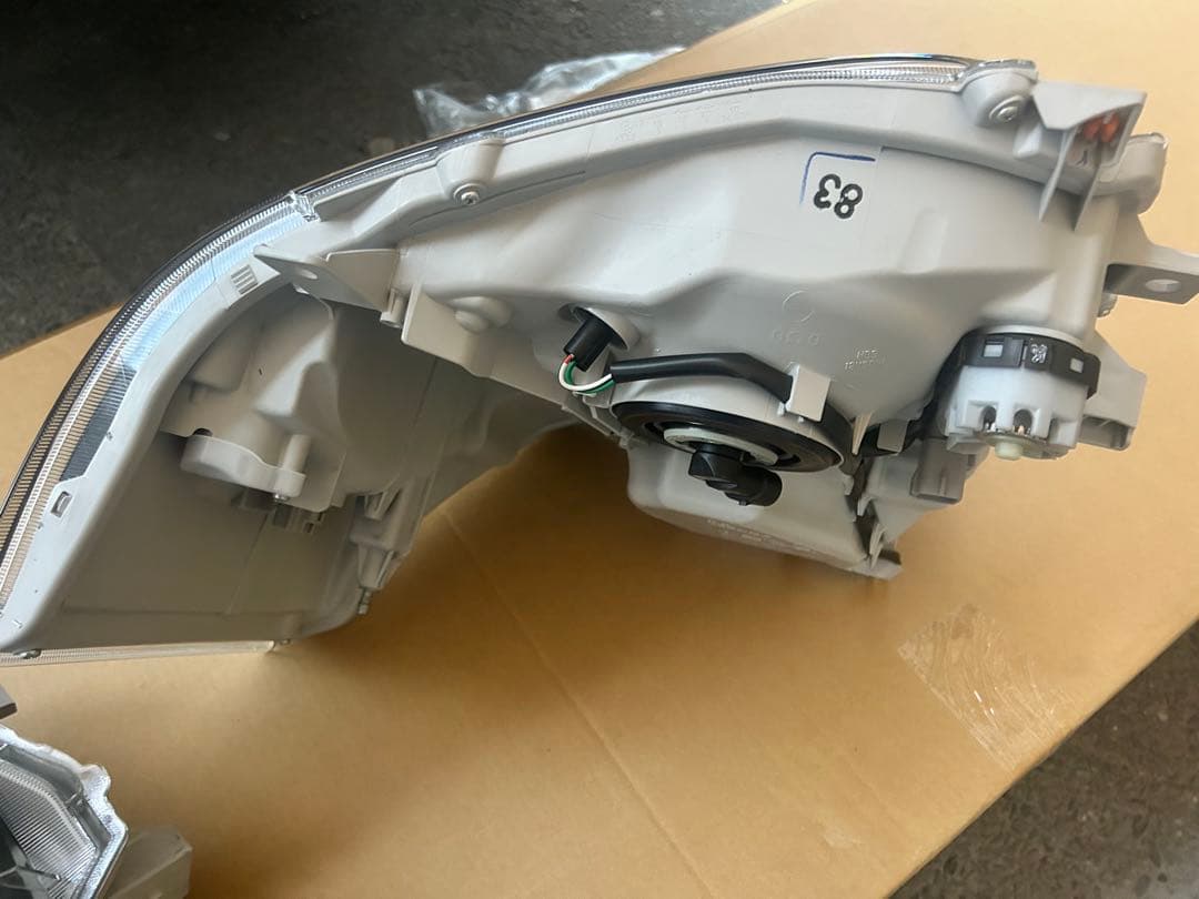 海*蔵様 ハイエース　ヘッドライト　トヨタ純正　新車外し　インナーブラック　4型