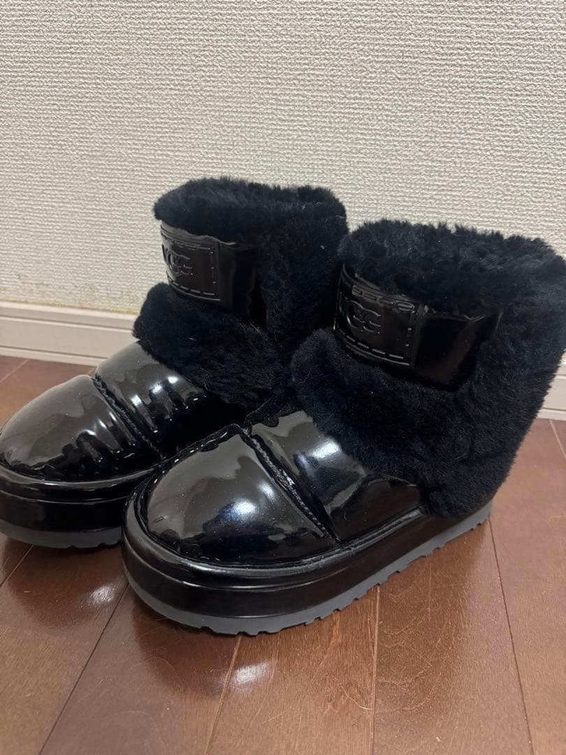 UGGクラシック ブーツ チラピークシャイン アグ ムートン