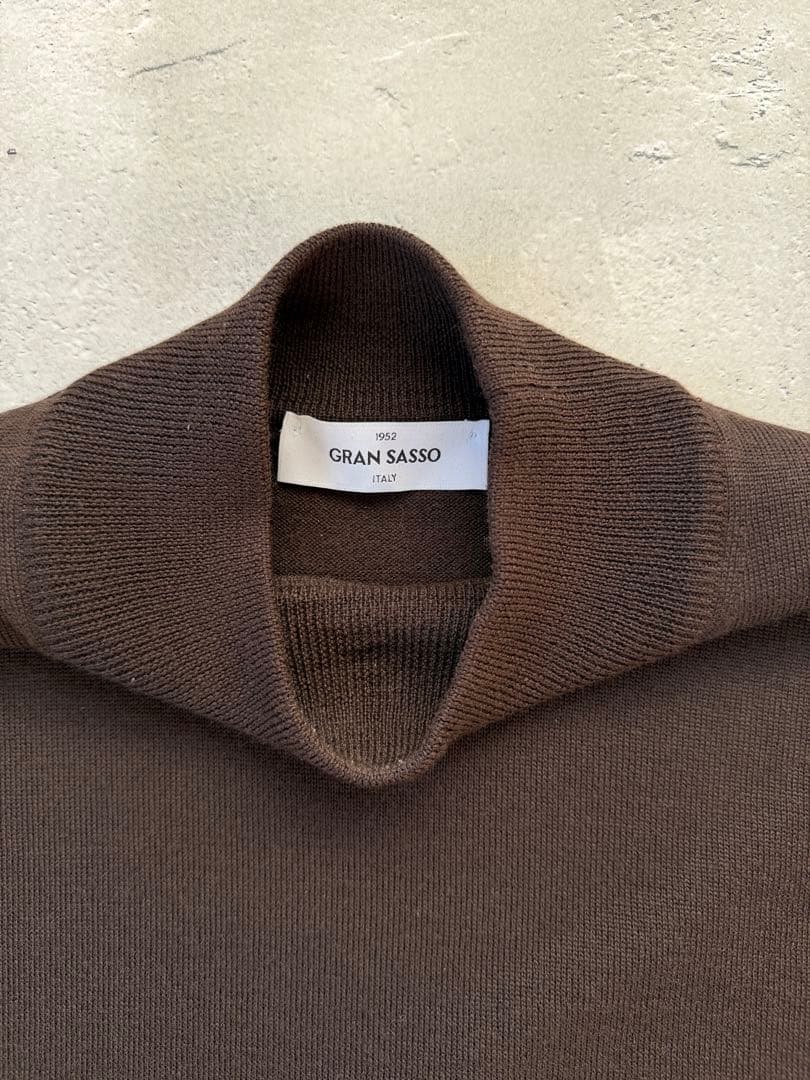 麦*様 グランサッソ　モックネックニット12Gダークブラウン48