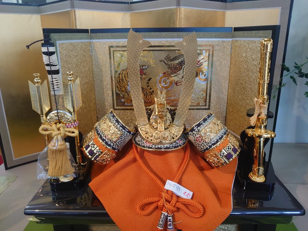 ●チコ●五月人形セット●正絹縅の金兜　彫金龍虎図収納飾り　赤茶色屏風台付