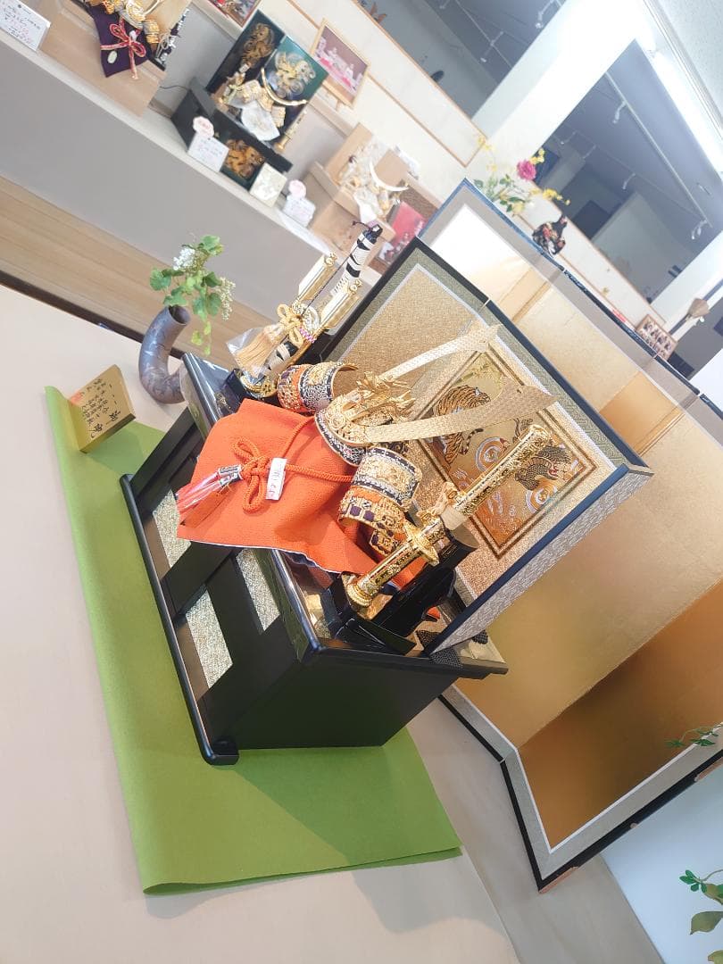 ●チコ●五月人形セット●正絹縅の金兜　彫金龍虎図収納飾り　赤茶色屏風台付