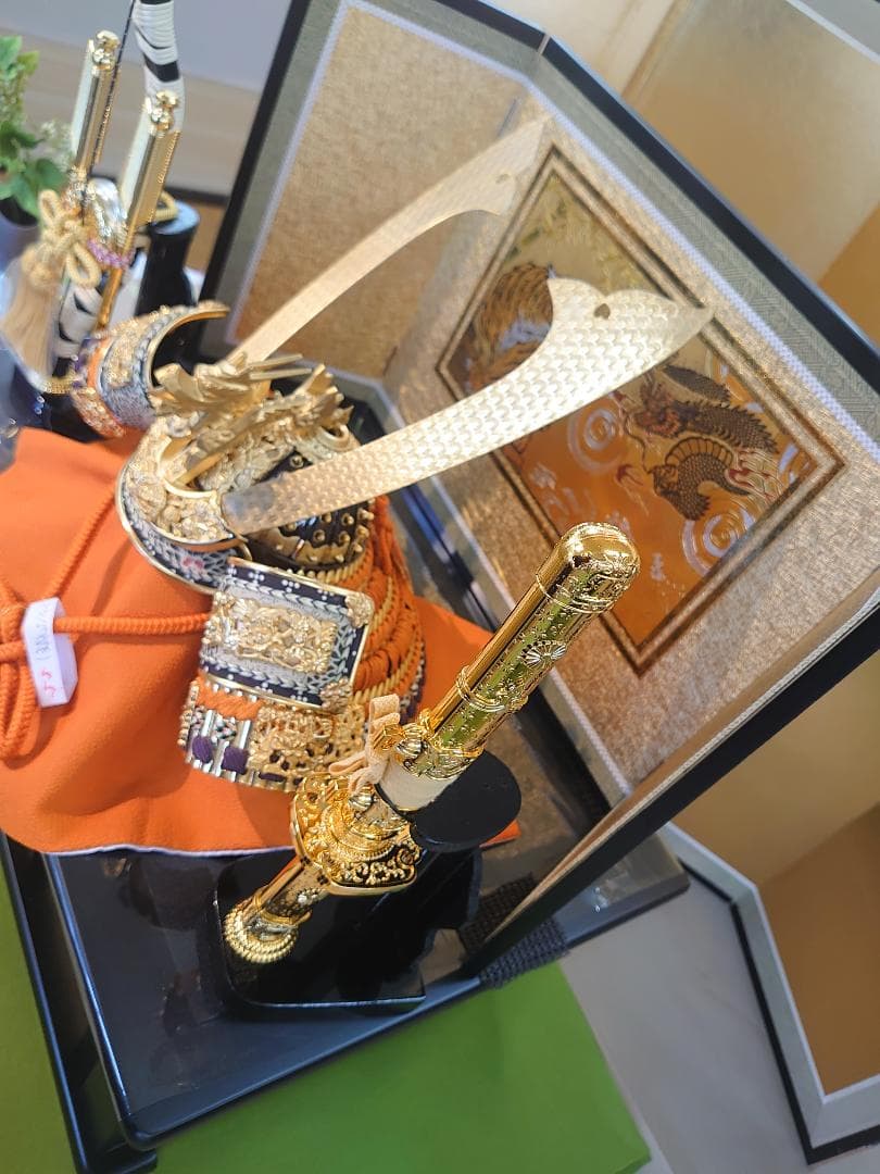 ●チコ●五月人形セット●正絹縅の金兜　彫金龍虎図収納飾り　赤茶色屏風台付