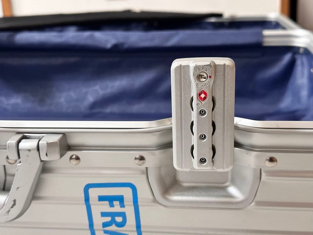 TSAロック付き　アルミニウム合金製　シルバー4輪キャリーケース。