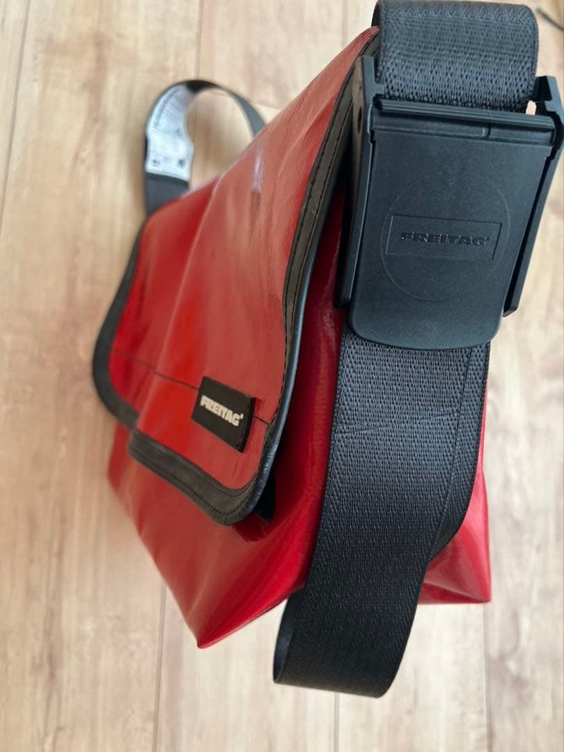 FREITAG フライターグ ショルダーバッグ　メッセンジャーバック　赤黒