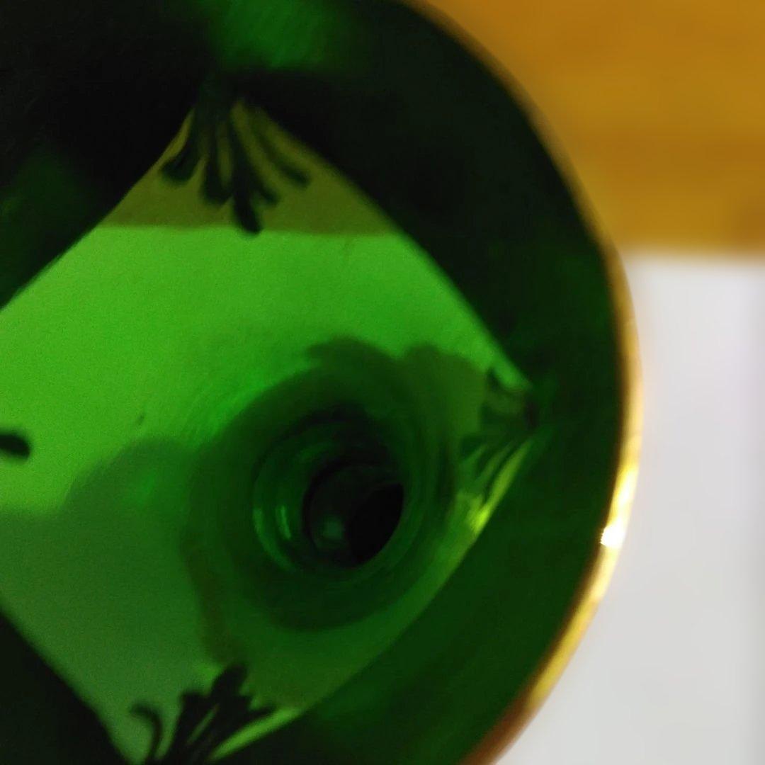 新品未使用イタリア　ベネチアグラス緑色と金色の花瓶