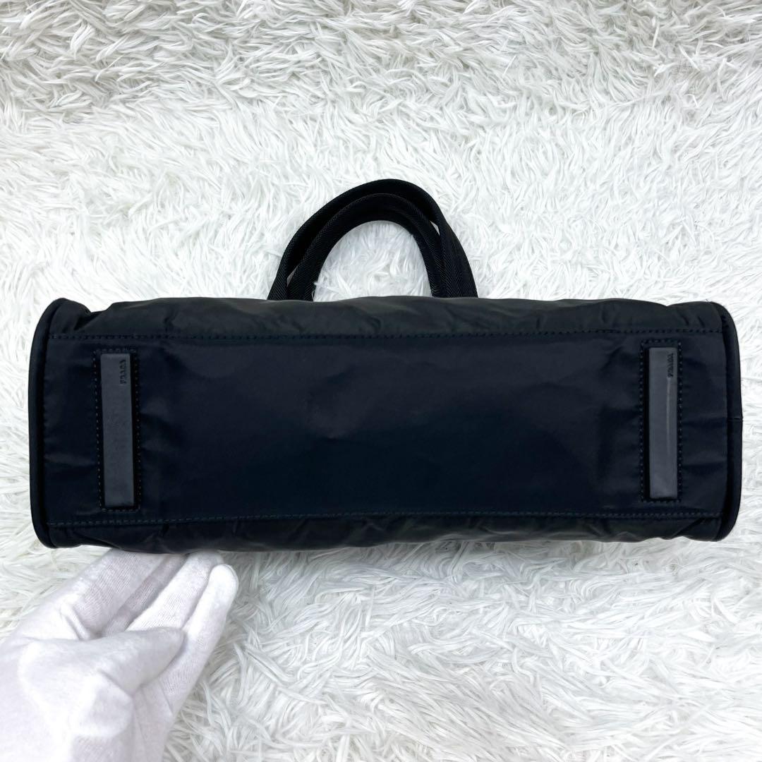外観美品 プラダ ミニボストンバッグ 三角ロゴプレート ナイロン 肩掛け可能 黒