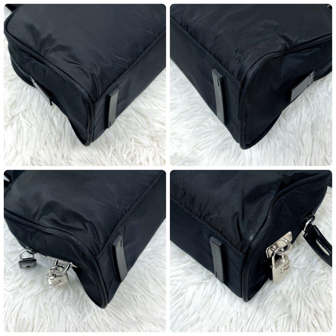 外観美品 プラダ ミニボストンバッグ 三角ロゴプレート ナイロン 肩掛け可能 黒