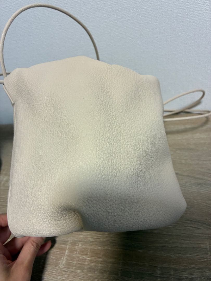 Inswirl インスワール　巾着バッグ　ミディアム　ホワイト　レザー　ETRE