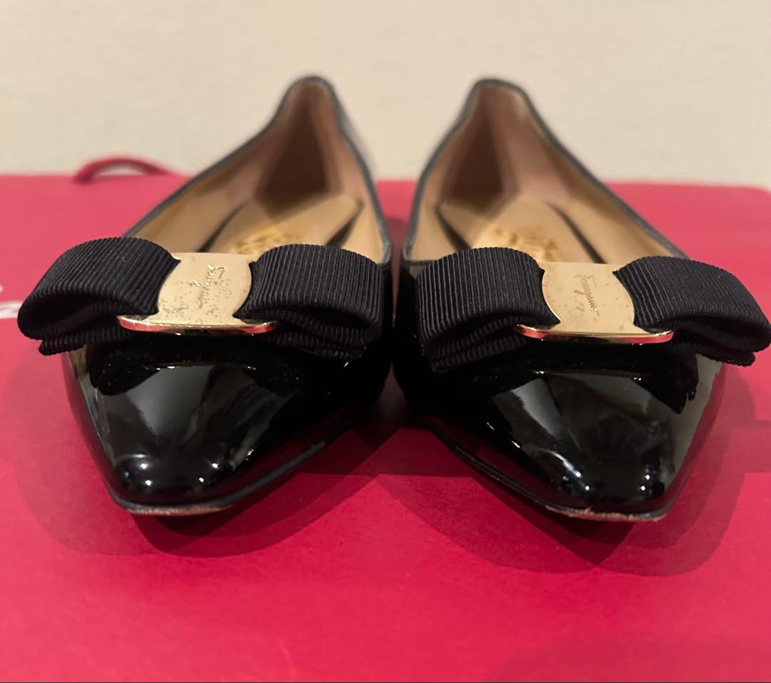 美品　FERRAGAMO VARA ヴァラ パンプス フェラガモ　卒業式　6D