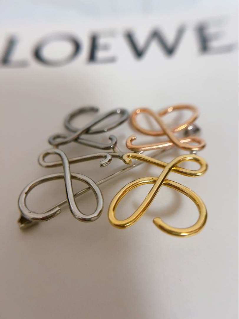 ロエベLOEWE ブローチ　アナグラム　ゴールド シルバー ピンクゴールド