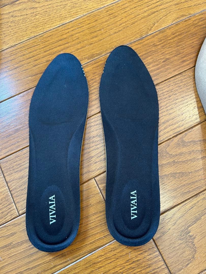 VIVIA ヴィヴァイア　ブラック アーモンドトゥフラットシューズ