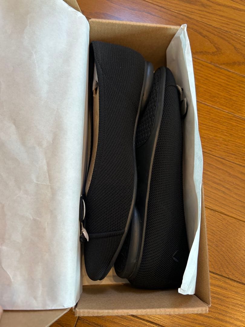 VIVIA ヴィヴァイア　ブラック アーモンドトゥフラットシューズ