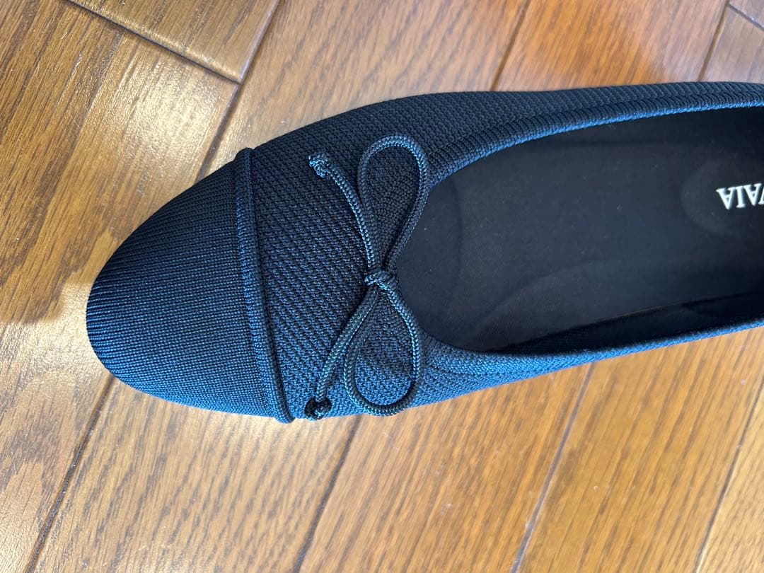 VIVIA ヴィヴァイア　ブラック アーモンドトゥフラットシューズ