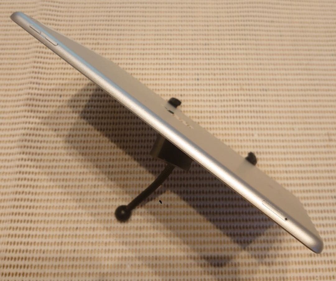 完動品SIMフリーiPad第5世代(A1823)本体32GB送料込NHLJK