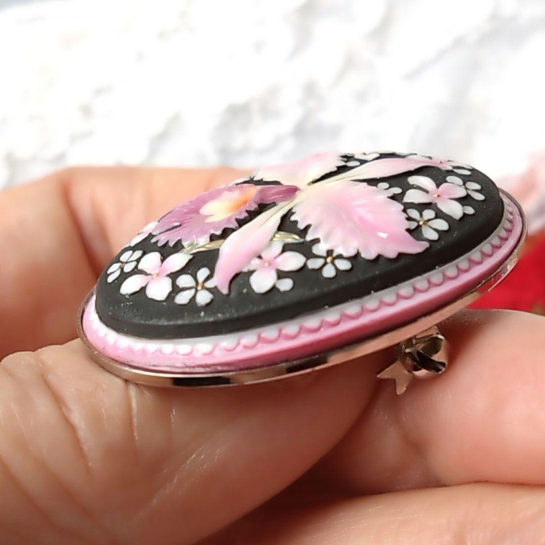 有田焼　トシカネ　俊兼　ポーセリン 蘭の花 ブローチ、ペンダントトップ　美品