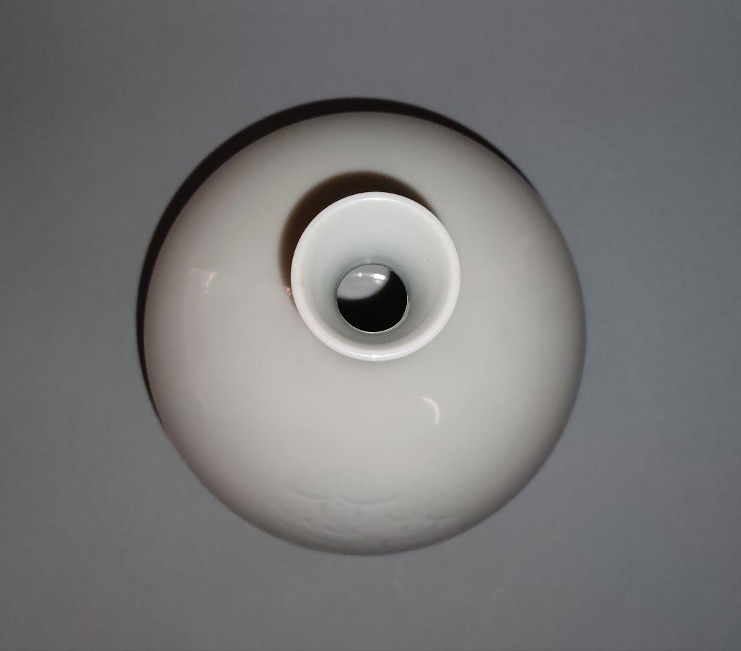 有田焼・奥川俊右衛門作・白磁アザミ彫紋壺(小)・新品未使用