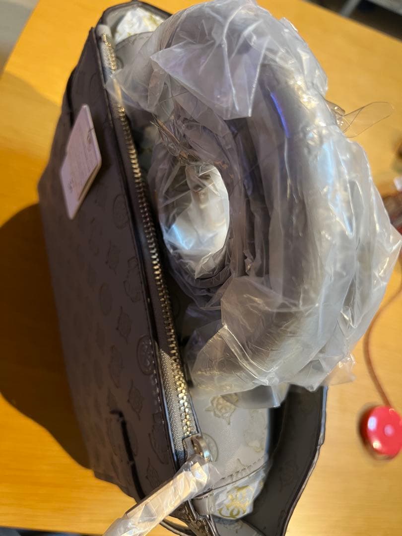 GUESS グレー ショルダーバッグと財布セット