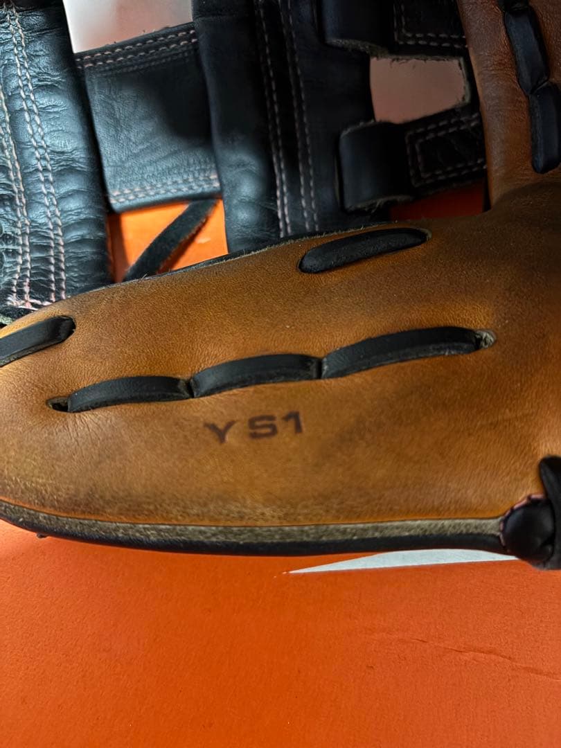 ドナイヤ　軟式用グローブ　山田哲人モデル