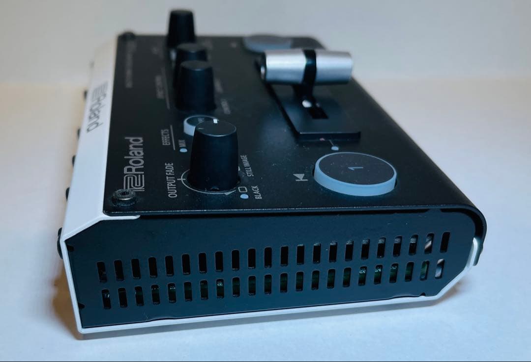 Roland V-02HD マルチフォーマットビデオミキサー