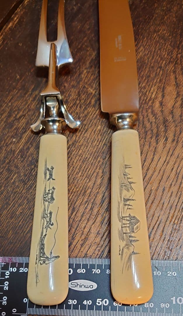 【アンティーク セイウチ製 】彫刻入ハンドル付ナイフとフォークの2点セット