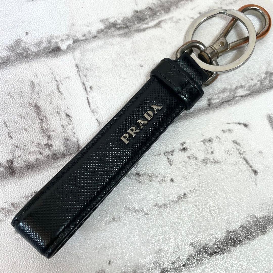 プラダ　PRADA　キーホルダー　キーリング　三角ロゴ　サフィアーノレザー　黒