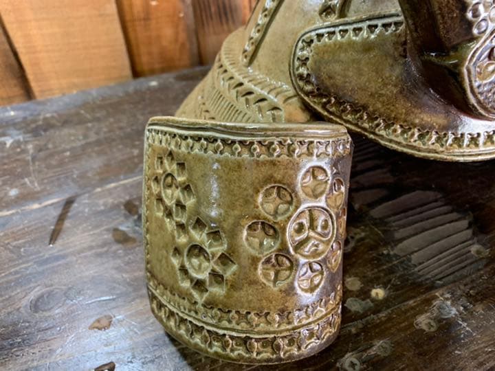 兜(高35㎝×横37㎝)の置物①　備前焼