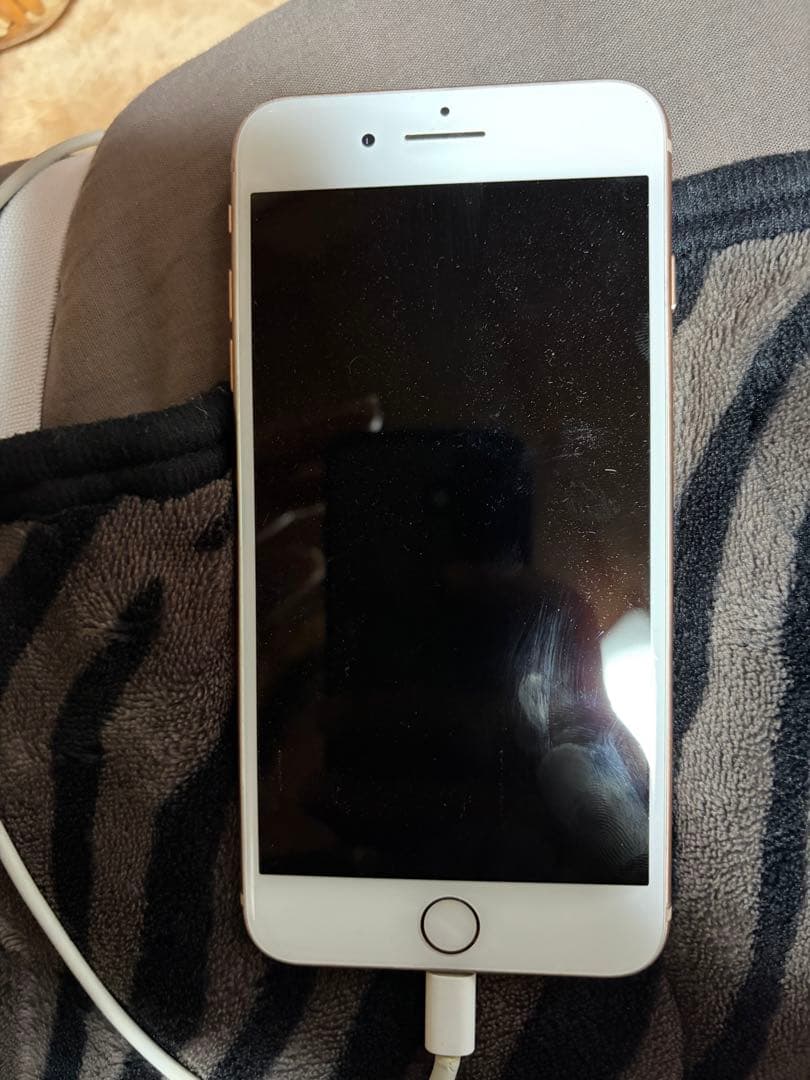 iPhone 8 Plus ゴールド　背面ガラス割れあり