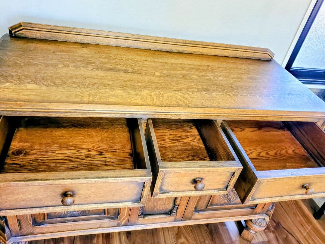 アンティーク家具　イギリス　木製彫刻サイドボード